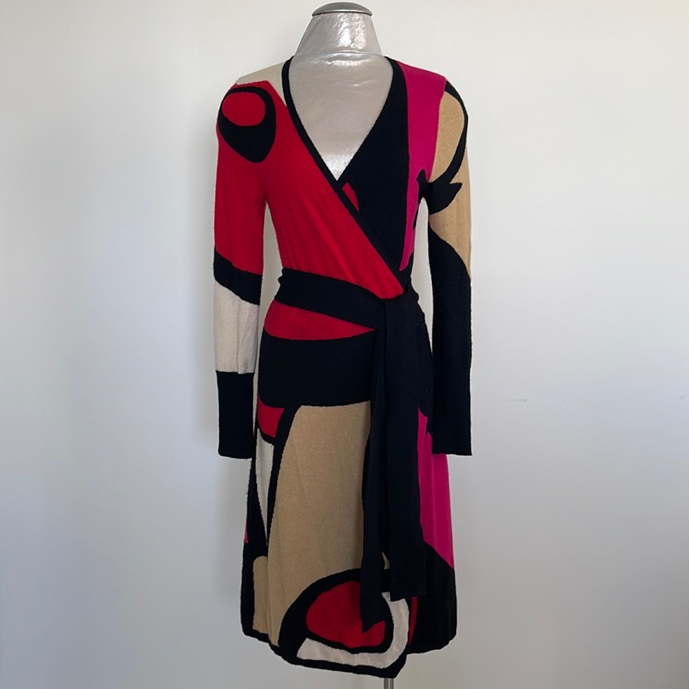 Diane Von Furstenberg 100% cashmere dress size M all stretch fits size 4-8